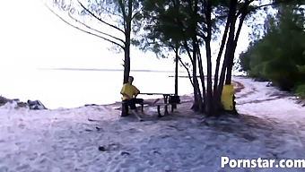 La Rencontre Nue En Plein Air D'Ivana Bianchi Avec Une Grosse Bite