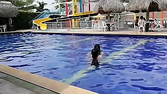 Sexo Público En La Piscina: Adolescente Morena Es Follada En El Baño