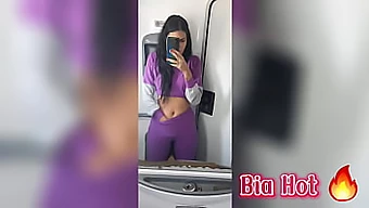 Bia, wanita berambut coklat seksi, menjadi nakal di tandas bas dan memuaskan dirinya sendiri