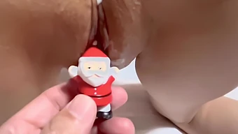 Santa Claus Se Divierte Con Su Coño Depilado En Este Video.