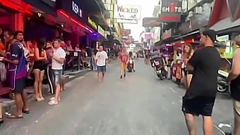 Berjalan Menyusuri Soi 6 Di Pattaya Pada 2 Januari, Jalan-Jalan Kosong, Bar Dibuka Dan Gadis-Gadis Tersenyum.