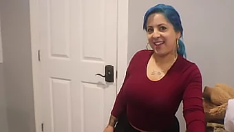 Uma Entregadora Latina Recebe Uma Gorjeta Generosa De Seu Cliente, Que A Surpreende Com Seu Tamanho Impressionante. O Vídeo Apresenta Sly Diggler, Mostrando Sexo Oral, Um Boquete E Sexo Intenso.