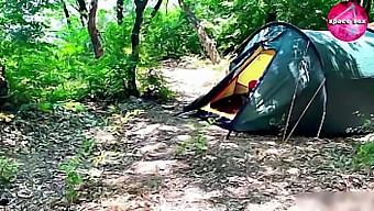 Je L'Ai Surprise Seule, Une Fille Se Faisant Plaisir Dans La Nature.