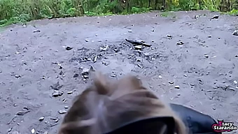 POV videó egy nyilvános orális szexről, ahol a spermát lenyelik