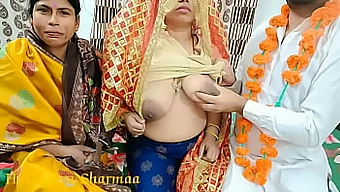 Pengantin Baru India Terlibat Dalam Pertemuan Seksual Pertama Mereka Dengan Partisipasi Ibu Pengantin Pria.