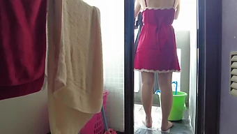 Een Beeldschone Aziatische Vrouw Tekent Een Contract En Gaat Verder Met Het Schoonmaken Van Kleding In Een Hete Video.