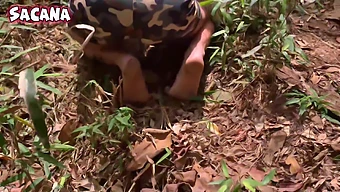 Seorang wanita cantik ditemukan di hutan oleh tukang kayu panas yang ingin berhubungan seks dengannya.