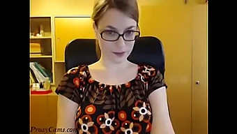 Nörtti Camgirl Kiusaa Ja Tanssii Alasti Webcam