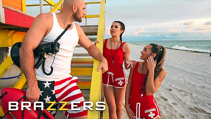 Lifeguards Kylie Rocket và MacKenzie Mace trong một cuộc tình ba nóng bỏng với JMac