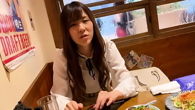 Asiatisk amatørpige Mashiro oplever sin første seksuelle oplevelse.