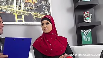 诱人的hijabi沉迷于激情的口交遭遇