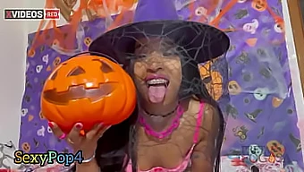 Morena Pequena Desfruta De Uma Sessão Solo Com Seu Brinquedo No Halloween