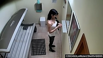 Video Cu Camera Ascunsă A Unei Tinere Care Se Face Plăcere