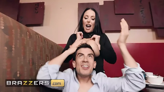 La primera cita de Jordi con Angela White deriva en una intensa terapia oral