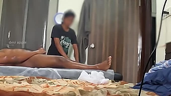 Banteng hitam mengejutkan gadis dengan pijatan intim dan paket kecil