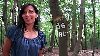 Bettina Kox, o MILF amatoare, are o întâlnire secretă în pădure și apoi pleacă acasă pentru un sex anal.