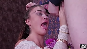 Scopata in faccia fetish con una sissy sottomessa