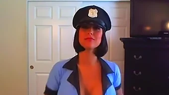 Busty Brunette Poliisinainen Esittelee Leluja Kameran