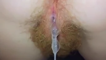 Rambut Merah Berbulu Mendapat Cumshot Dalam Video Amatir Ini