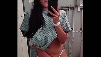 Joven Camgirl Con Piercings Y Tetas Grandes Se Acerca A Que La Pillen Mientras Se Masturba En El Hospital