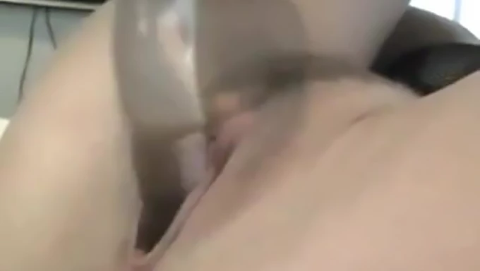 Tonton seorang gadis memuaskan dirinya sendiri dengan dildo buatan sendiri di webcam