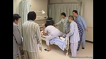 Behaarte asiatische Krankenschwester behandelt Patienten mit Hardcore-Sex und Creampie