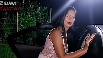 Beauté Brune Se Soumet À Une Grosse Bite Dans Un Parking