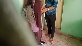 Une Indienne Aux Gros Seins Naturels Chevauche En Cowgirl Dans Une Vidéo De Chambre De Dortoir