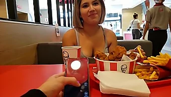 Latina Lubrique Se Fait Dominer Dans Les Toilettes Kfc