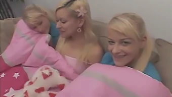 Amatir Blonde Panas Dalam Threesome Lesbian Dalam Video Hd.