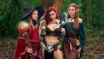 Sweetie Fox, Diana Rider Ve Arinafox Ile Bu D&D World Videosunda Buharlı Bir Seansa Dalın, Dildolarla Yoğun Aksiyon, Ters Kovboy Ve Baştan Çıkarıcı Yakın Çekimler Içeriyor.