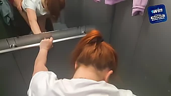 Blowjob di lift dengan tetangga yang menggoda