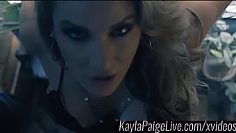 Solo masturbacija Kayle Paige s seks igračko se konča z intenzivnim orgazmom