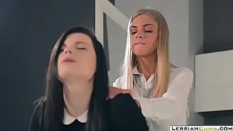 Okouzlující Lesbičky Si Užívají Drsný Sex S Kroužky Na Nohou A Strap-Ony