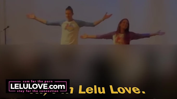 Et par deler sin begeistring av deres første ikke-voksne liveshow - Lelu Love