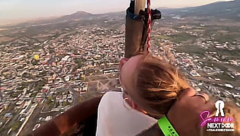 Intenzivno Jutranje Ljubljenje (Zaključek V Ustih) Na Vrhu Piramid Iz Balona Na Vroči Zrak