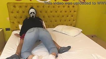 ليسيا ميلر تقدم مصًا عميقًا لـ Ghostface في عيد الهالوين.