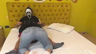 Liscia Miller memberikan blowjob deep throat kepada Ghostface pada Halloween.